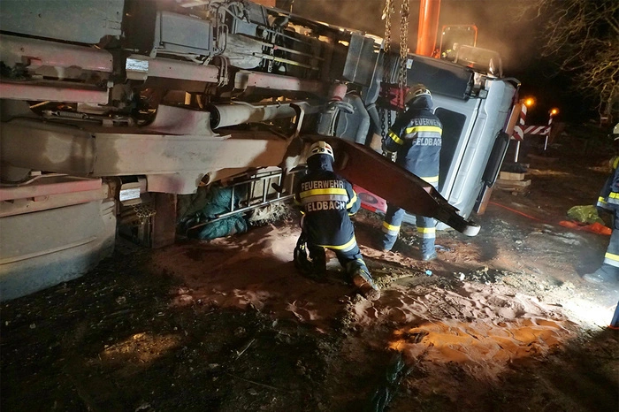 Schwieriger Einsatz für die Feuerwehrleute, weil Betriebsmittel ausgeflossen waren, bestand auch Gefahr im Verzug