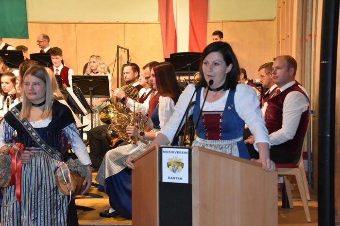 Kapellmeister Thomas Spreitzer und seine knapp 50 Musikerinnen und Musiker begannen das Konzertprogramm mit dem Marsch "Grazer Bummler".