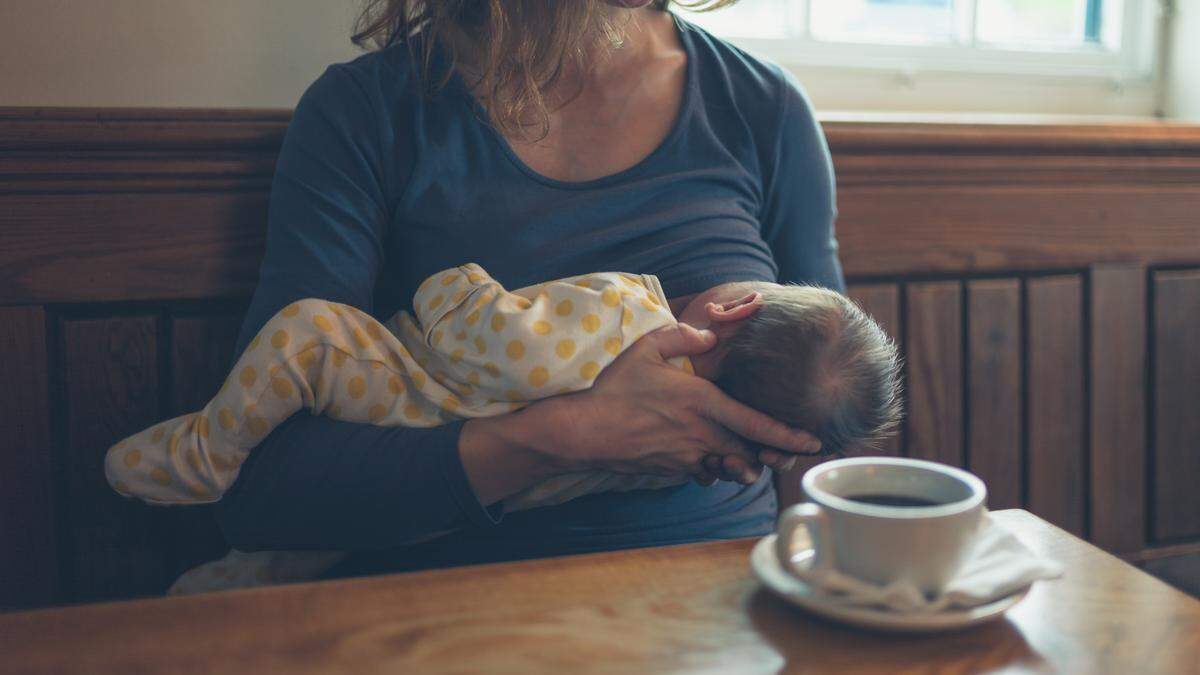 Negative Erlebnisse bewegen zahlreiche Mütter, ihre Kinder nicht in der Öffentlichkeit zu stillen 