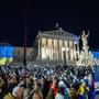 Zum zweiten Jahrestag des russischen Überfalls erstrahlte das Parlament in den ukrainischen Landesfarben 