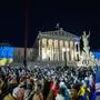 ABD0258_20240224 - WIEN - ÖSTERREICH: Demonstration "Marsch des Lichts" anlässlich des zweiten Jahrestags des Überfalls Russlands auf die Ukraine am Samstag, 24. Februar 2024, in Wien. Im Bild: Anlässlich des zweiten Jahrestags des russischen Angriffskriegs gegen die Ukraine wird die Parlamentsfassade mit der ukrainischen Nationalflagge bestrahlt. - FOTO: APA/GEORG HOCHMUTH