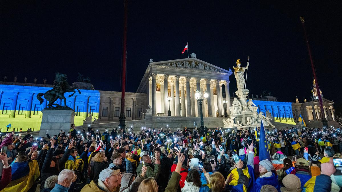 Zum zweiten Jahrestag des russischen Überfalls erstrahlte das Parlament in den ukrainischen Landesfarben 