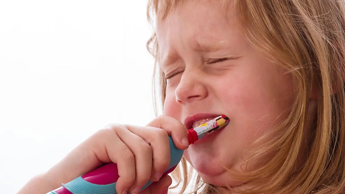 Auch das Zähneputzen verursacht Schmerzen