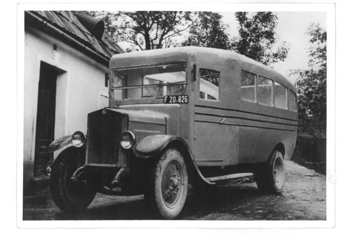 Der erste zu einem Bus umfunktionierte Lastwagen Anfang der 1930er-Jahre