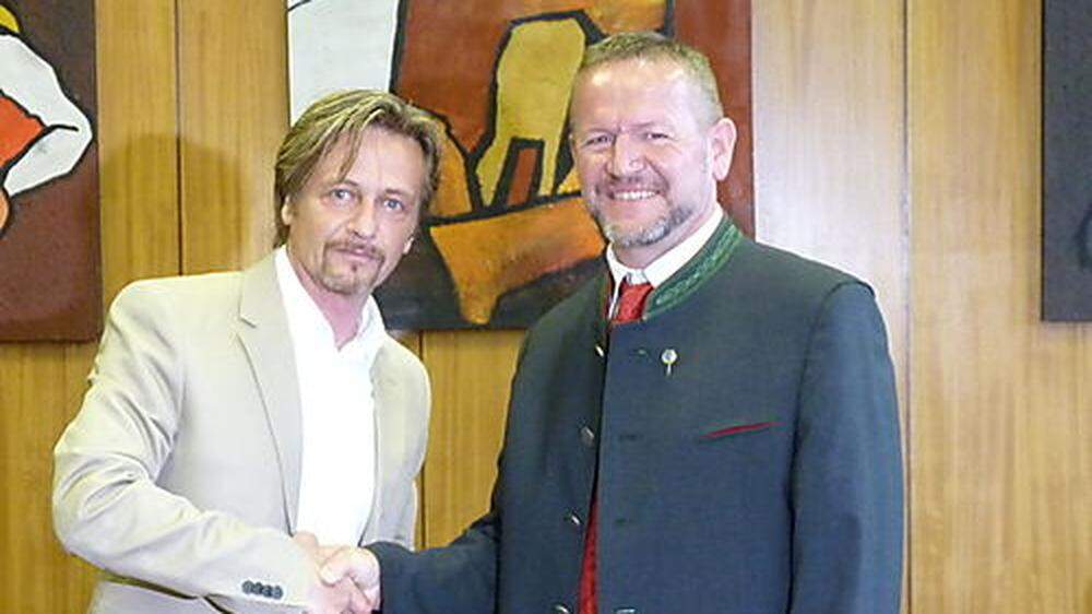 Bürgermeister Gerald Schmid mit Ortsteilbürgermeister Reinhard Schrotter (rechts)