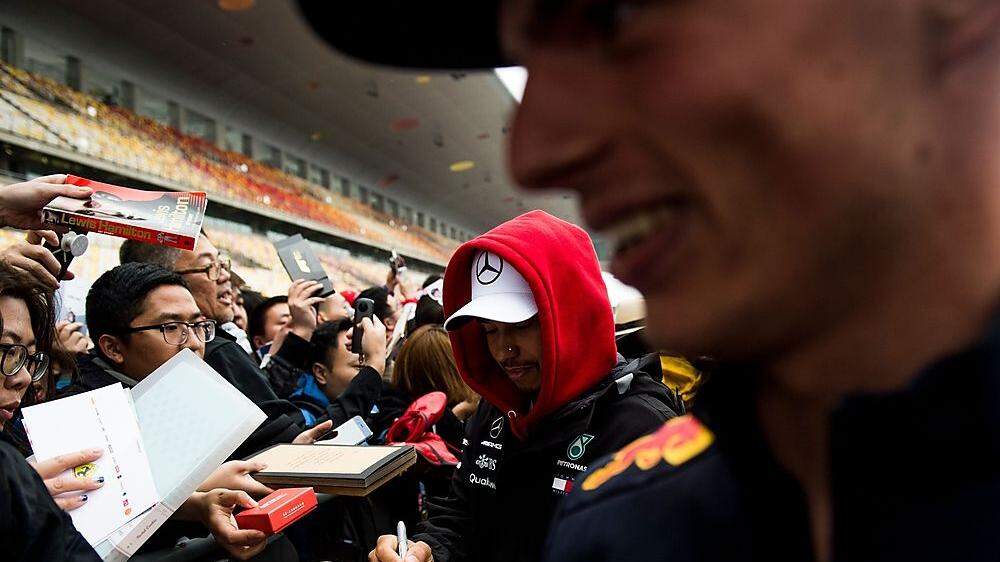 Hamilton und Verstappen beim Autogrammeschreiben in Shanghai