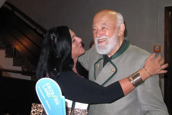 Sepp Forcher stand bei den Besuchern im Mittelpunkt und hat das auch genossen