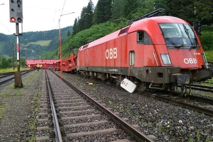 Der Lokführer wurde verletzt.