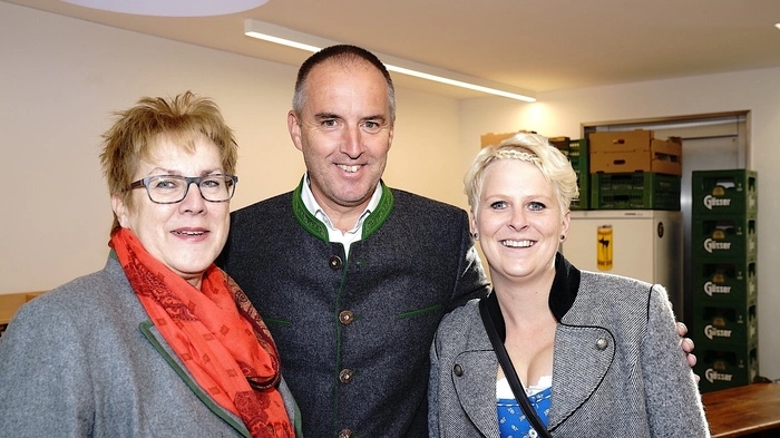 Der stolze Bürgermeister Christian Genshofer mit Vizebürgermeisterin Johanna Oberlerchner und Rosemarie Stöckl heißen die Gäste willkommen