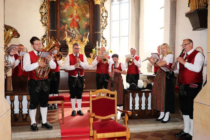 Ein Abordung der "Trachtenkapelle Sirnitz" unter Kapellmeister-Stvr. Marcel Garnitschnig und Obmann Herbert Ebner umrahmte die Hl. Messe.