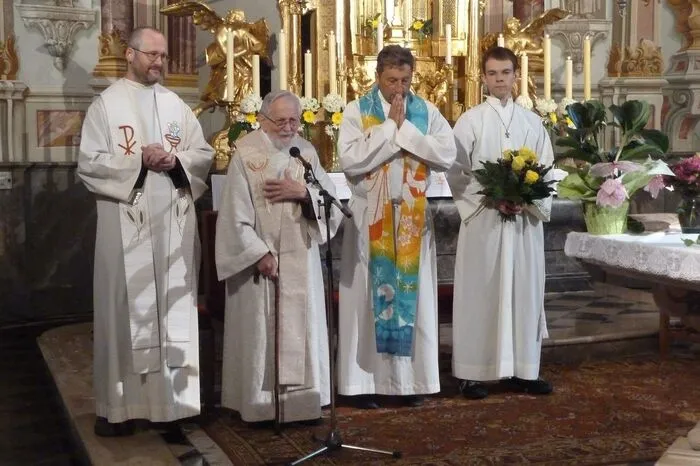 Seit 65 (!) Jahren ist Bruder Bonifaz Heinisch als Priester tätig: Dieses Jubiläum wurde nun in derWallfahrtskirche Frauenberg (übrigens Bonifaz’ Primizkirche) gefeiert. Den Festgottesdienst zelebrierten die Dechanten Anton Neger und Josef Reisenhofer sowie Kapuziner-Guardian Bruder Josef Kasperski. Zur Feier des 91-Jährigen kamen nicht nur viele Leibnitzer, sondern auch Gäste aus anderen Regionen des Landes.