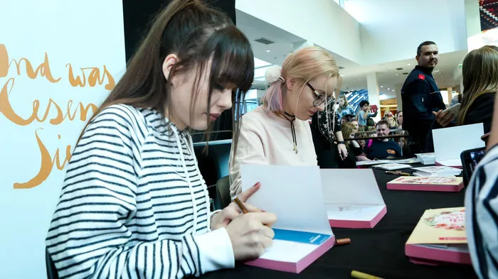 ViktoriaSarina alias Viktoria Steiner und Sarina Hütter schrieben im Eiltempo.