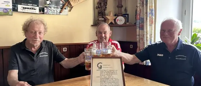Die Gründungsväter des Stammtisches: Erich Gradwohl, Franz Maurer und Manfred Kundegraber (v. l.) mit der 50 Jahre alten Gründungsurkunde