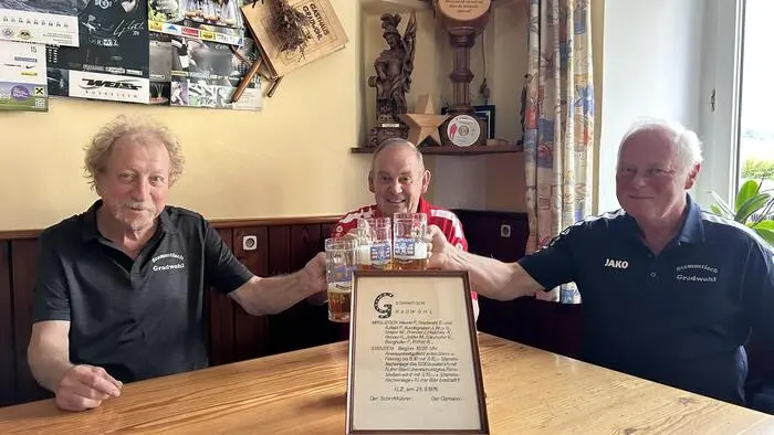 Die Gründungsväter des Stammtisches: Erich Gradwohl, Franz Maurer und Manfred Kundegraber (v. l.) mit der 50 Jahre alten Gründungsurkunde