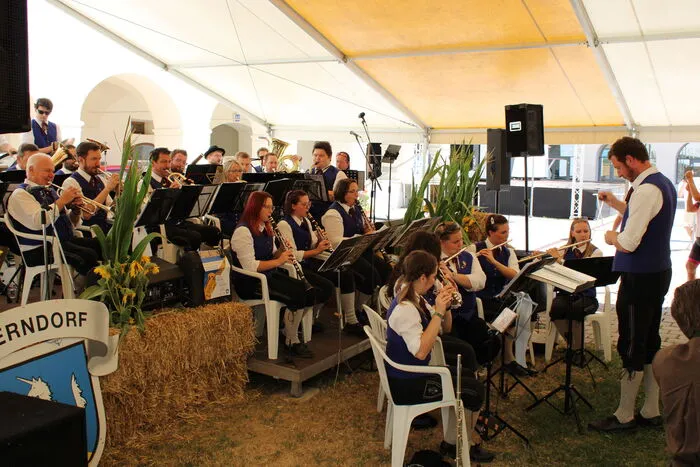 Der Einzug in den Stiftshof und der Frühschoppen wurden von der Marktkapelle Eberndorf-Kühnsdorf musikalisch umrahmt.