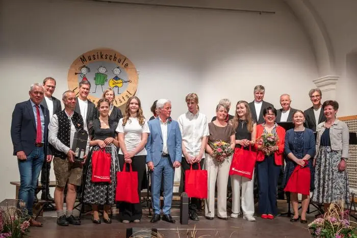 Musikschüler, Lehrer, Kiwanis-Mitglieder nach ihrem gelungenen Auftritt