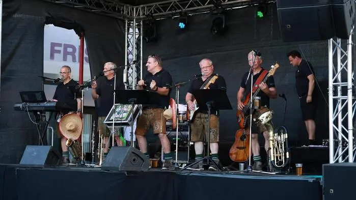 Bereits ab 17 Uhr tanzten die ersten Besucher zu den Rhythmen der „Breitenegger“, die mit traditionellem Sound den Auftakt gaben.