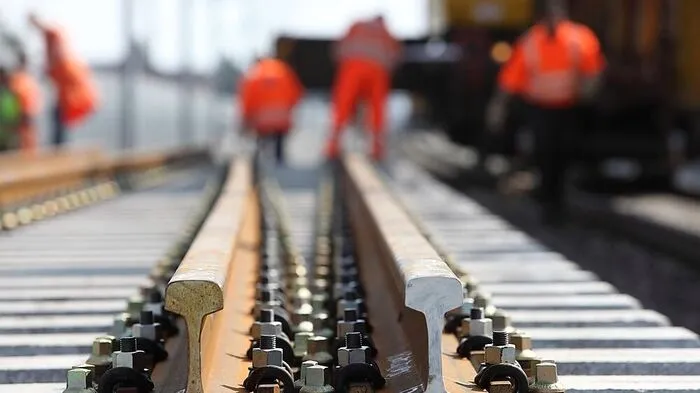 Die Sperre wird aufgrund von Bauarbeiten am Bahnhof Fehring und Verbesserungen an den Gleisanlagen eingerichtet