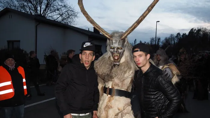 Mit dem 8. Perchtenlauf am Fuße des Magdalensberges startete am Sonntag auch im Bezirk Klagenfurt Land die Perchtenlaufsaison.