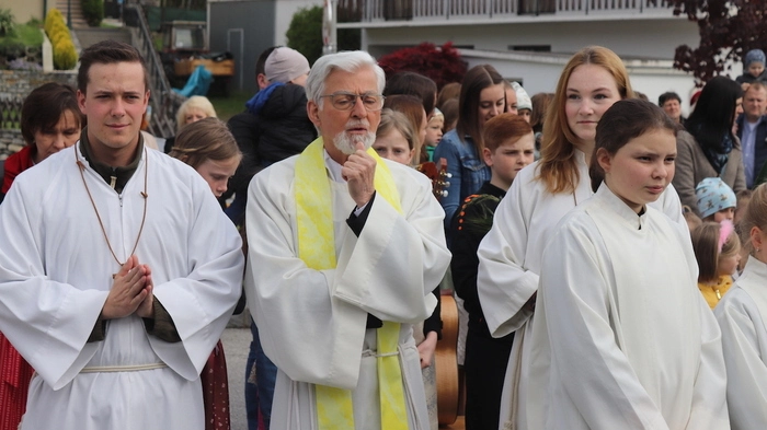 Zu Christi Himmelfahrt feierte Wolfgang Fank (Mitte), Pfarrer von Dechantskirchen, seinen 80. Geburtstag sowie sein 55-jähriges Priesterjubiläum. Und die gesamte Gemeinde ließ den beliebten Seelsorger hochleben.