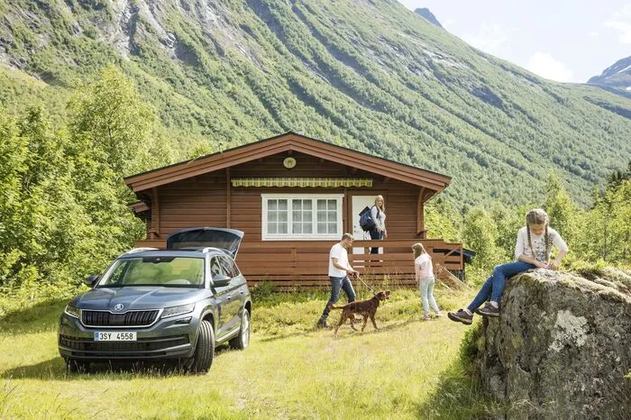 Er basiert auf dem modularen Querbaukasten des Volkswagen Konzerns, in der Karosserie bildet ein Verbund aus formgehärteten Blechen das ultrahochfeste Rückgrat. Mit dem Basis-TSI und Frontantrieb wiegt das große SUV leer (ohne Fahrer) 1452 Kilogramm, beim 1,4 TSI mit 4x4-Antrieb sind es 1540 Kilogramm.