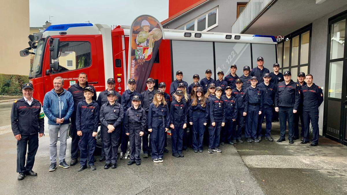 Feuerwehrjugend des Bereichs Bruck mit Ehrengästen nach Übergabe der Abzeichen