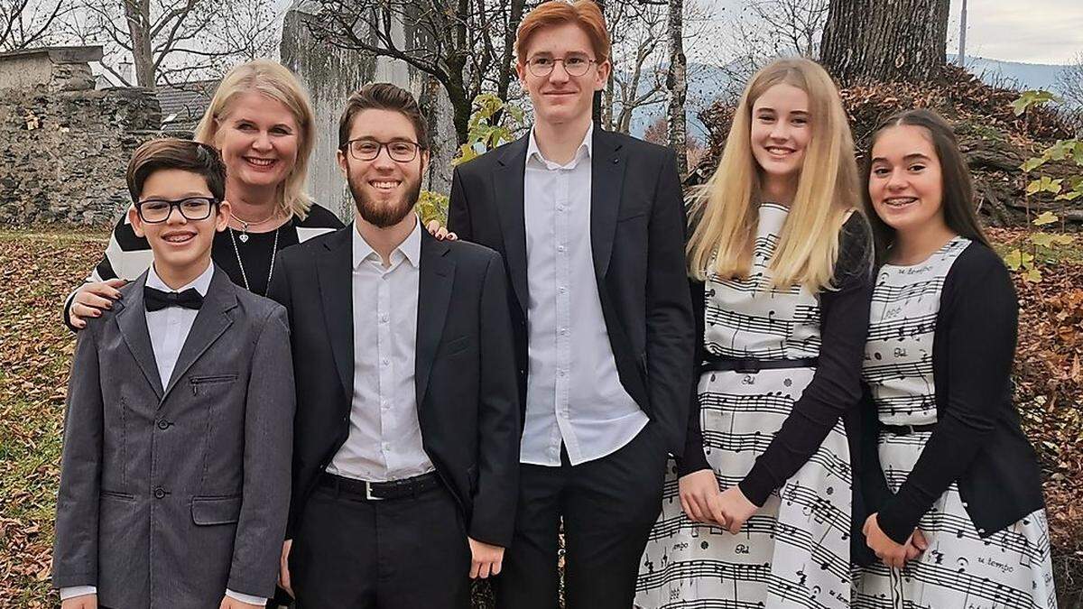 Die &quot;Woodsticks&quot; mit Johannes Schmutzer, Silke Hribar, Florian Gradischnig, Florian Steinkellner, Marie Christin Felsberger und Alina Jantschgi (von links)