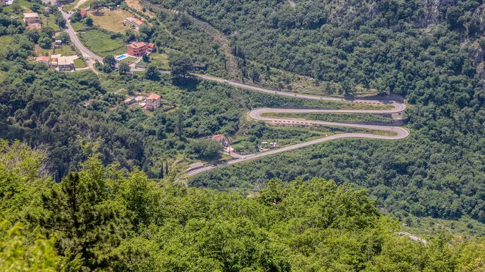 Liebeszeichen in Asphalt: Ein „M“ für Königin Milena soll Architekt Josip Slade in die serpentinenreiche Passstraße hinein konstruiert haben.
