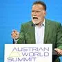 Arnold Schwarzenegger mit einer Ansage beim World Summit in der Wiener Hofburg.  