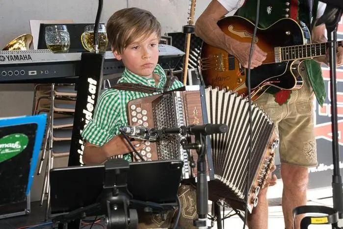 Der Festakt begann um 10 Uhr mit einer Heiligen Messe in der Pfarrkirche St. Oswald, gefolgt von einem Festzug zum neuen Feuerwehrhaus. Die musikalische Umrahmung erfolgte durch den Musikverein Kalwang.