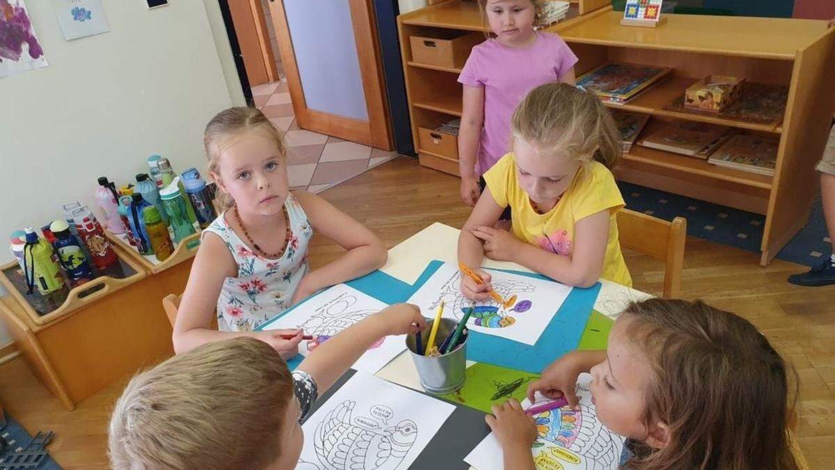 Die Kinder des Kindergarten in Baldramsdorf haben in der Kreativwoche viele Kunstwerke erschaffen