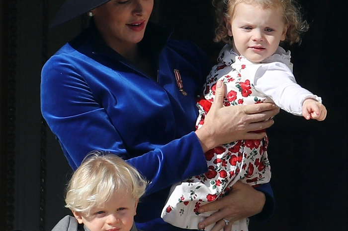 Im Mittelpunkt standen die entzückenden zweijährigen Zwillinge und Mama Charlene im royalblauen Kleid.