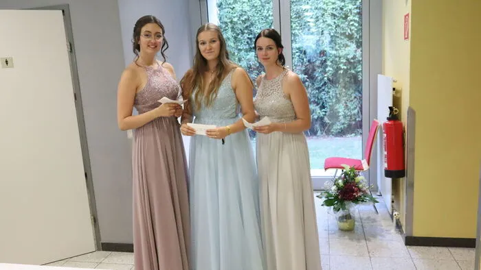 Elena Kaltenegger, Katharina Scharf und Denise Hinteregger von den drei Abschlussklassen nahmen mit dem provisorischen Leiter Gerhard Veidl und der stellvertretenden Schulleiterin Judith Schöler die Balleröffnung vor.