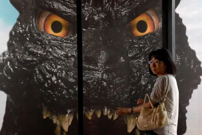 ... große Fans können hier mit der berühmtesten Echse Japans auf Tuchfühlung gehen. Überhaupt ist Godzilla diesen Sommer noch präsenter als ohnehin: Der im Juli angelaufene Film "Godzilla Resurgence" ist in Japan ein Kinohit. Dementsprechend ...
