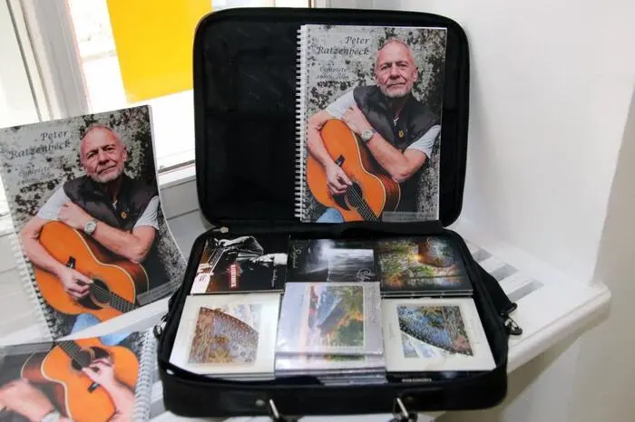 Peter Ratzenbeck ist Autodidakt, seine erste Gitarre bekam er im Alter von 16 Jahren.