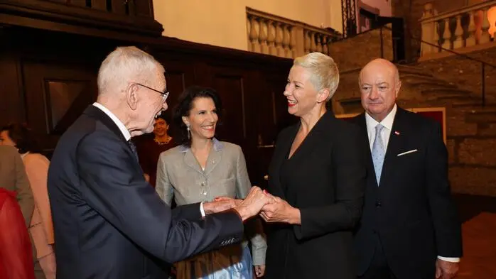 Bundespräsident Alexander Van der Bellen, Landeshauptfrau Karoline Edtstadler (ÖVP), Eröffnungsrednerin Maria Kolesnikowa sowie Bundeskanzler Christian Stocker (ÖVP) 