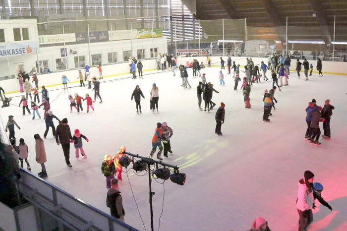 ... um bei der ersten Eis-Disco der Stadtgemeinde Althofen dabei zu sein. 