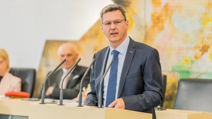 Daniel Fellner im Landtag am Rednerpult