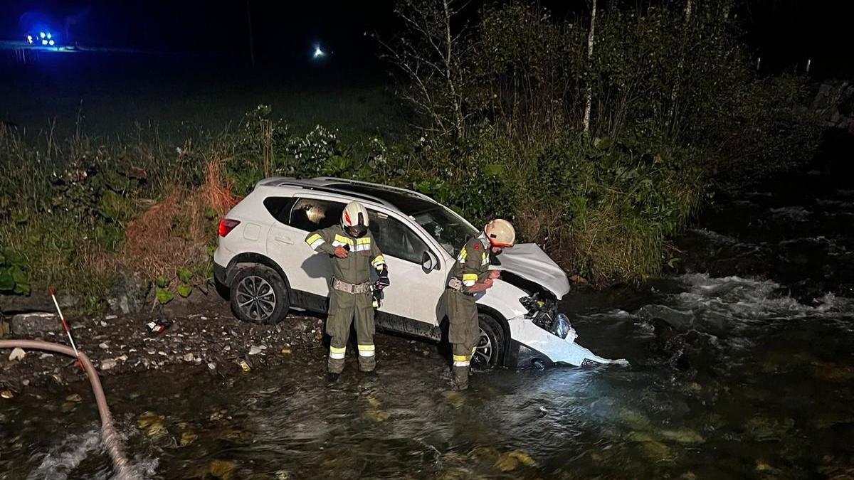 Nachdem das Fahrzeug von der Straße abgekommen war, stürzte es in einen Bach