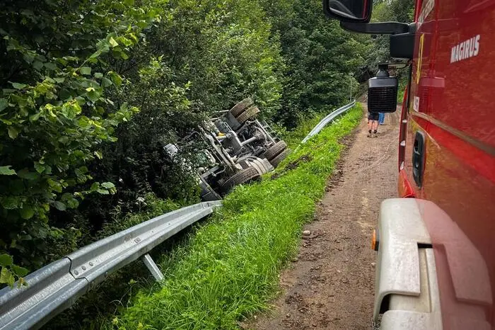 Ein mit mehreren Tausend Eiern beladener Lkw kam beim Bergabfahren aus der sogenannten Zidritz, wo nach einem Murenabgang in der Vorwoche Fahrverbot herrscht, auf das Straßenbankett. Als dieses unter dem Fahrzeug wegbrach, wurde das Fahrzeug vorerst von der Leitplanke gestützt. Der Lenker konnte das Fahrzeug noch in letzter Sekunde unverletzt verlassen. Als die Leitplanke sukzessive nachgab, stürzte der Klein-Lkw schließlich in das angrenzende Bachbett und kam auf dem Dach zum Liegen.
