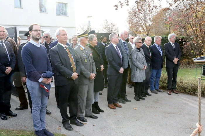 Bei der Feierstunde unter anderen gesehen: Bürgermeister Martin Kulmer, der amtierende und ehemalige Militärkommandant von Kärnten, Walter Gitschthaler und Gunther Spath, Albin Gotthart, Landesgeschäftsführer des Schwarzen Kreuzes, Dechant Rudolf Pacher sowie der evangelische Pfarrer Hans Spiegl. 