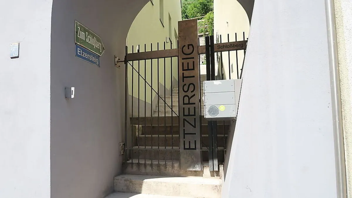 Von der Herzog-Ernst-Gasse führt der Steig auf den Schlossberg