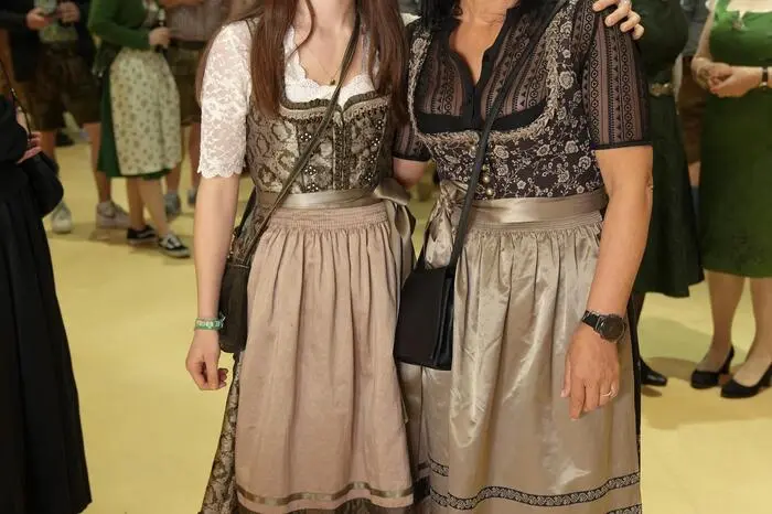Karin und Julia Monsberger aus Graz haben ihre Kleider von Trachtenmode Hiebaum