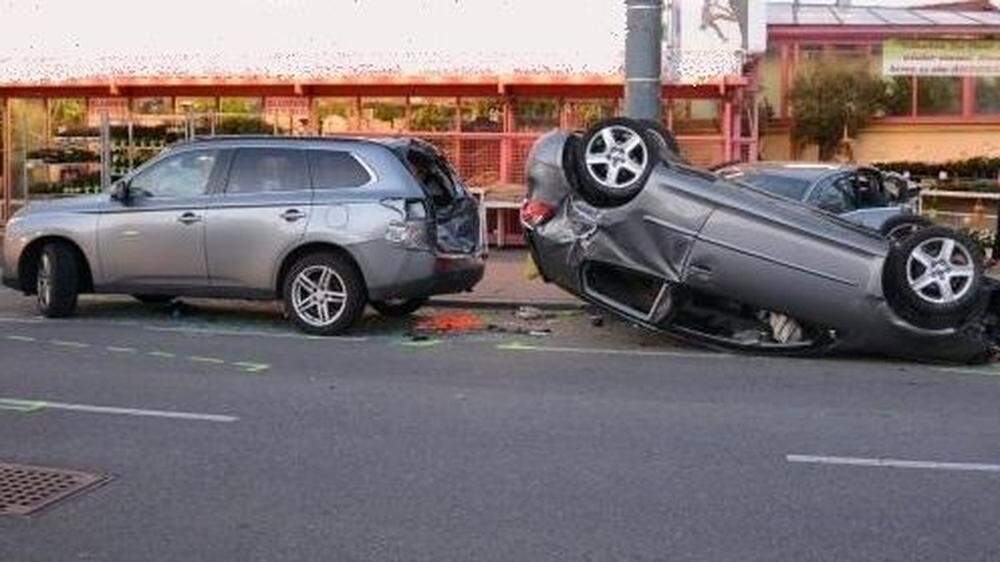 Sechs Autos wurden bei dem Unfall beschädigt