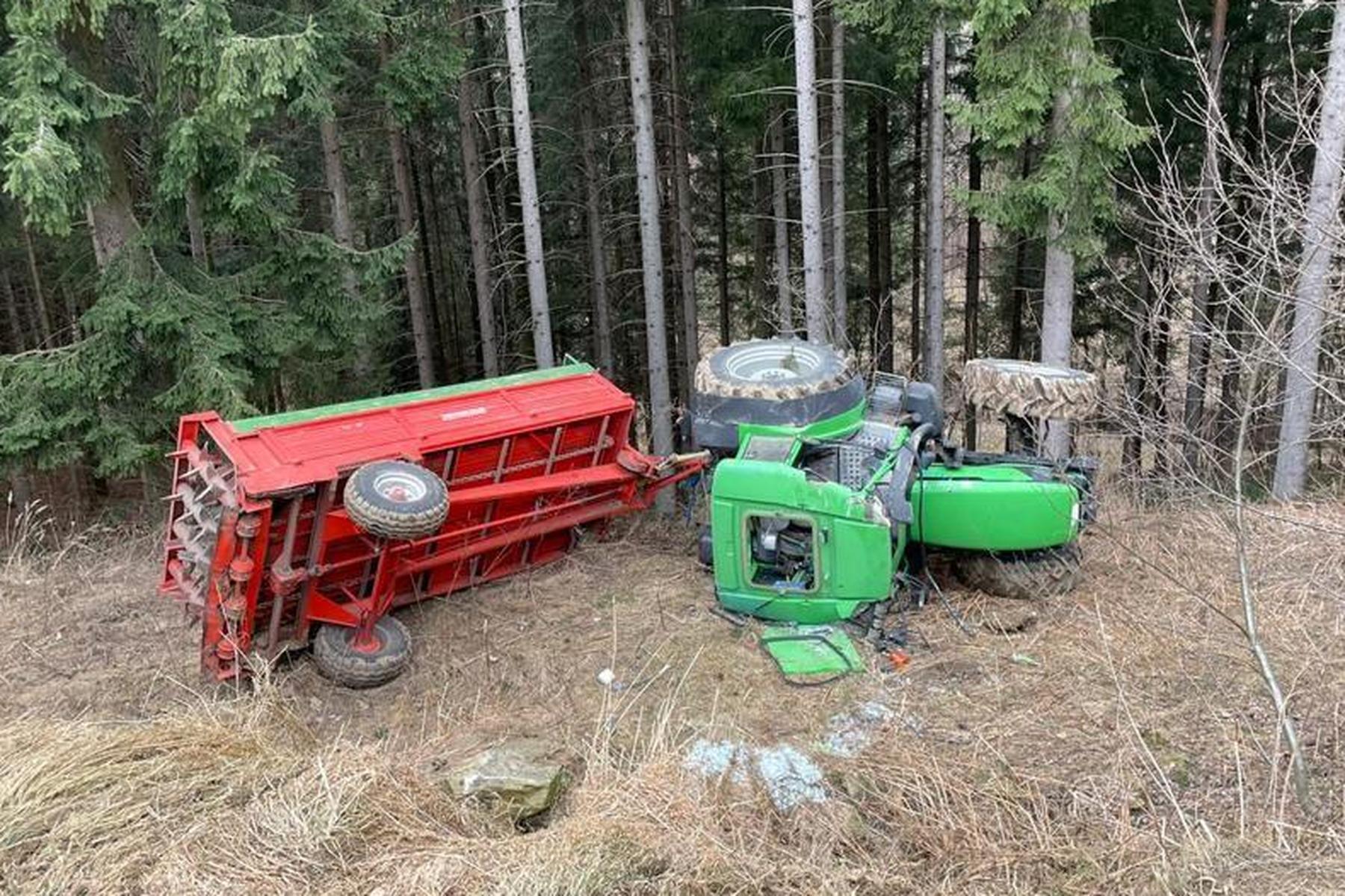 Schwerer Forstunfall: Traktor kippte um und stürzte auf Forstarbeiter