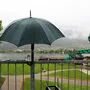 Regenschirm statt Sonnenschirm – so lautet derzeit die Devise am Ossiacher See
