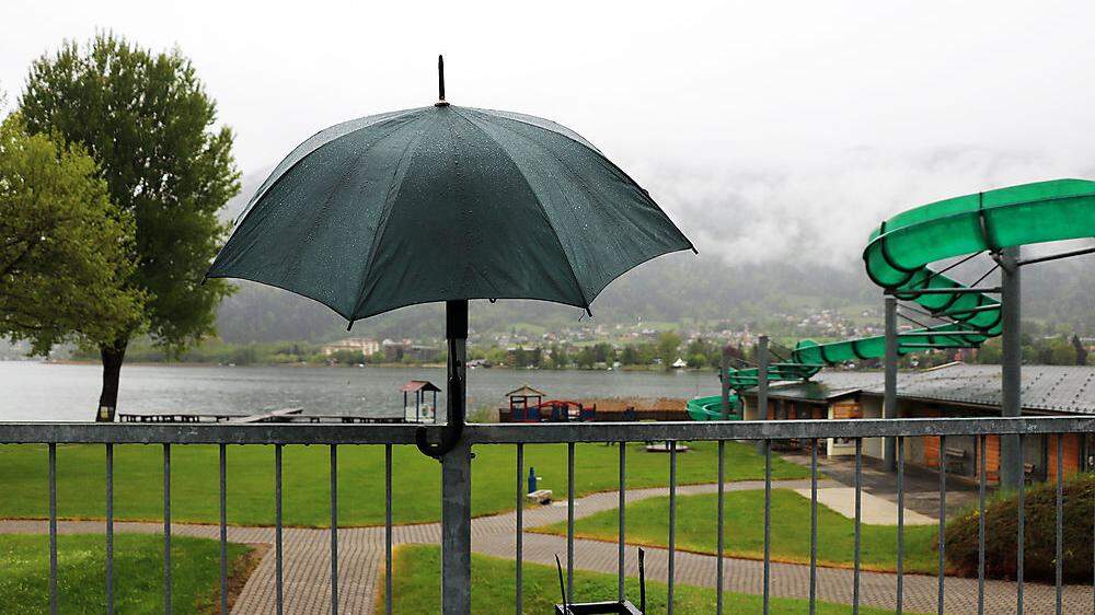 Regenschirm statt Sonnenschirm – so lautet derzeit die Devise am Ossiacher See