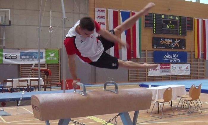 Junioreneuropameister Vinzenz Höck fliegt über dem Seitpferd