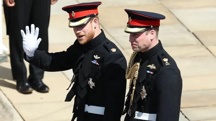 Sichtlich nervös spazierte Prinz Harry mit seinem Bruder Prinz William durch den Windsor-Park ...
