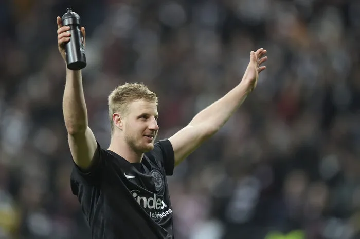 In Augsburg war seine Zeit nach Kritik an Trainer Manuel Baum im Jänner 2019 zu Ende. Frankfurt schnappte sich den Österreicher zunächst per Leihe und verpflichtete ihn im Sommer dann fix.
